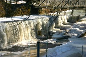 Wehr im Eis