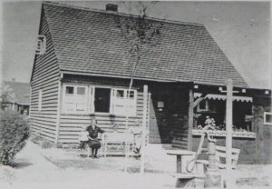 Schon Ende 1932 wurden die ersten Holzhäuser in der Karlsruher Hardecksiedlung bezogen. (Foto: Falkenberg-Chronik)
